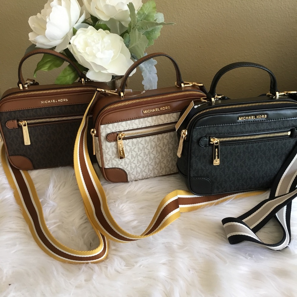 Michael Kors Crossbody Bag & passport case/wallet - Picture 2 of 8